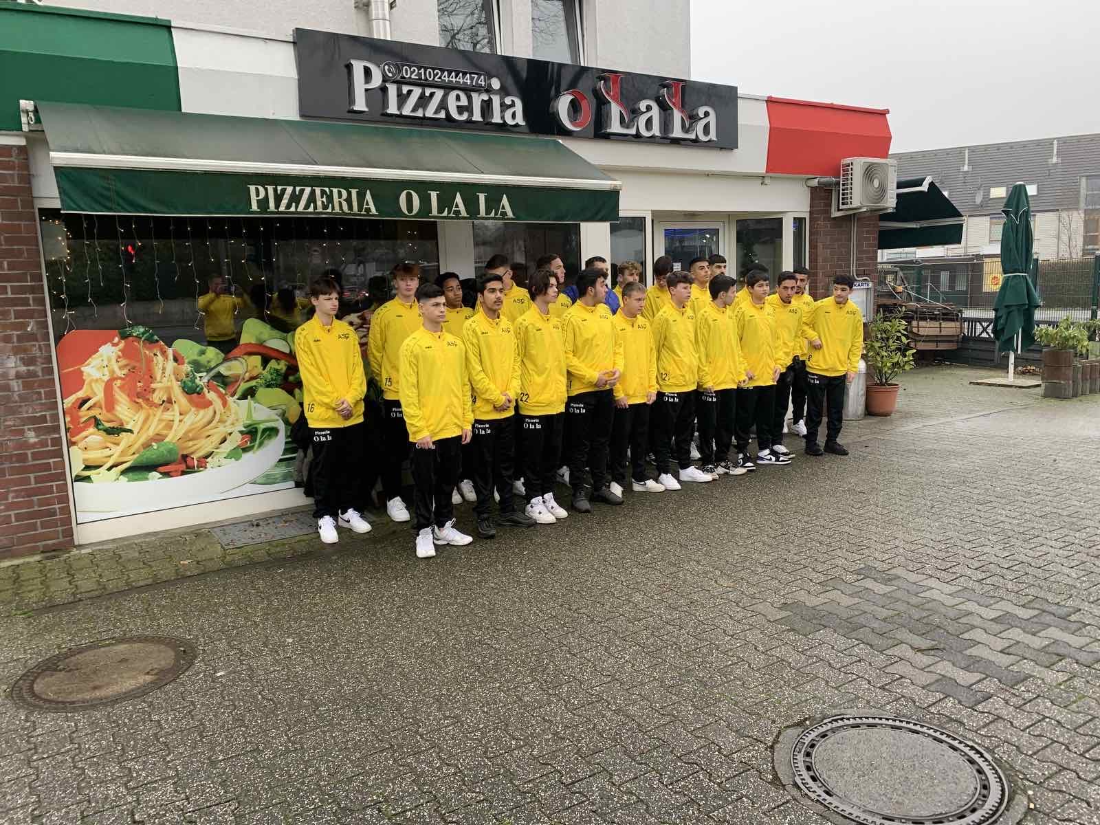 Team vor der Pizzeria